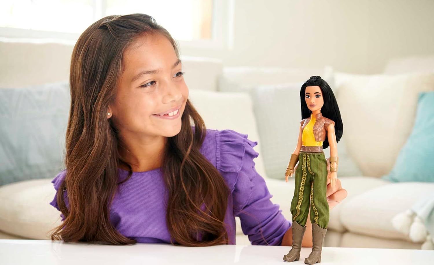 Disney Raya Posable Fashion Doll with Movie-Inspired Outfit and Accessories