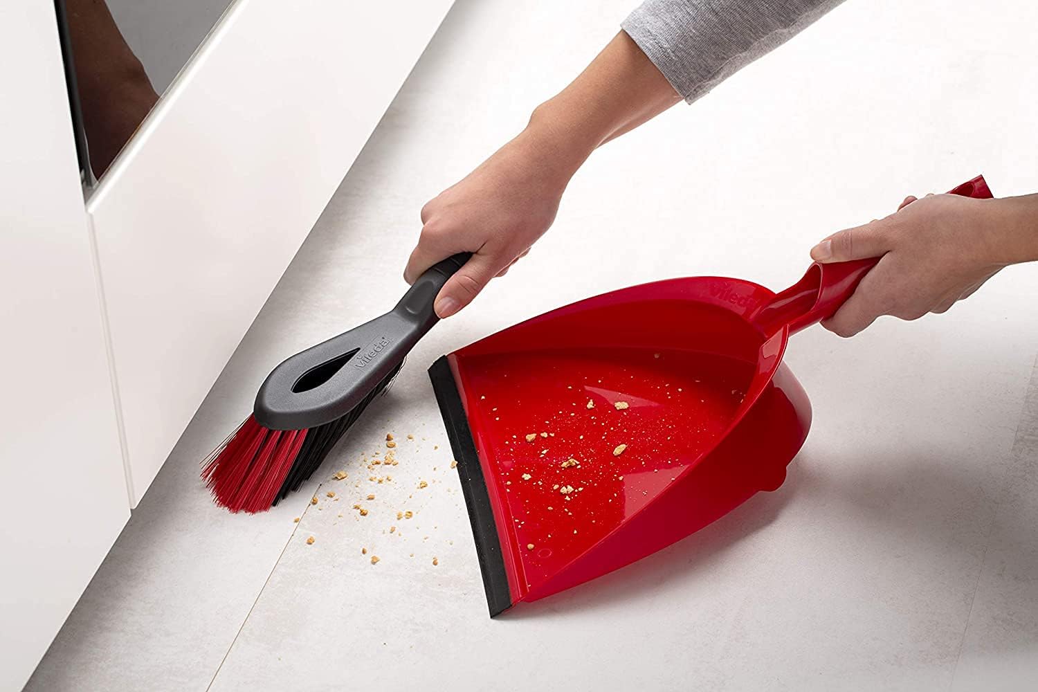 Vileda - 2-in-1 Dust Pan & Brush Set with Ergonomic Design and Rubber Lip 3