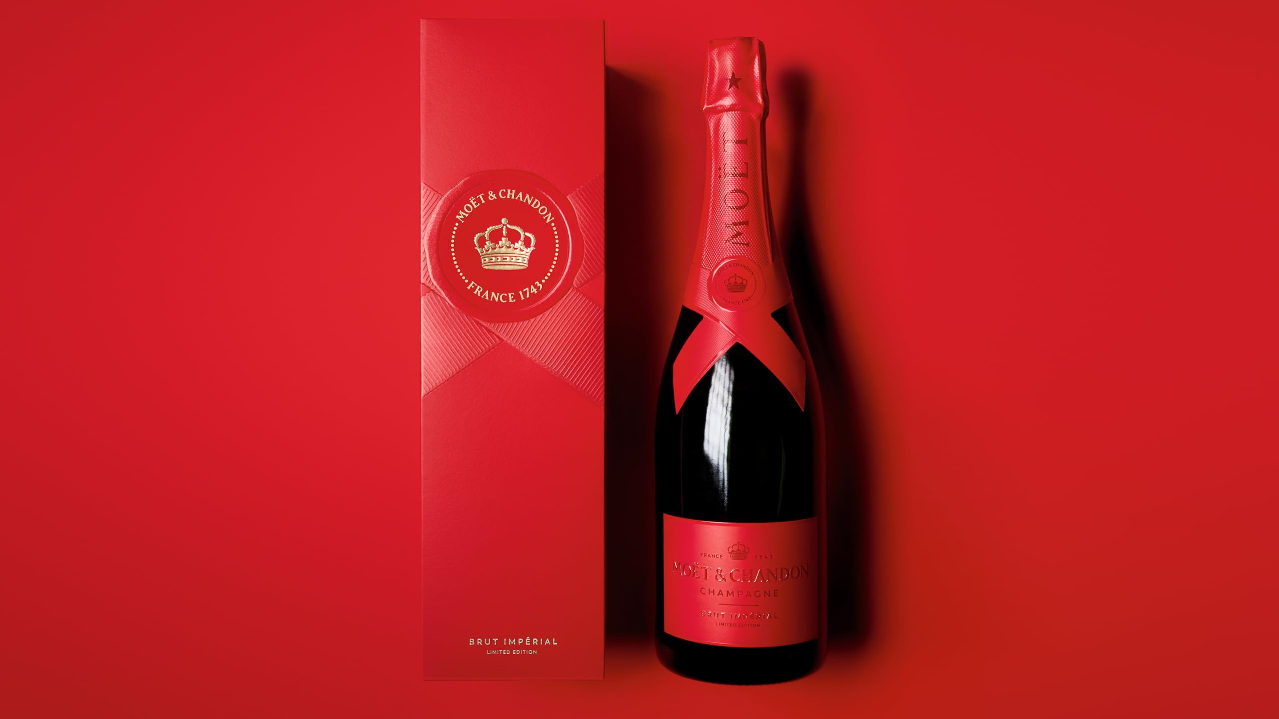 Moët & Chandon Brut Impérial Champagne - Red Limited Edition Gift Box 75cl 10