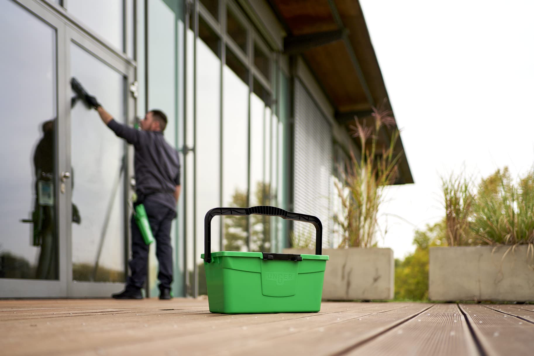 Unger QB12B Fensterputzeimer 12L mit Sieb, Werkzeughalter &amp; Messskala 4