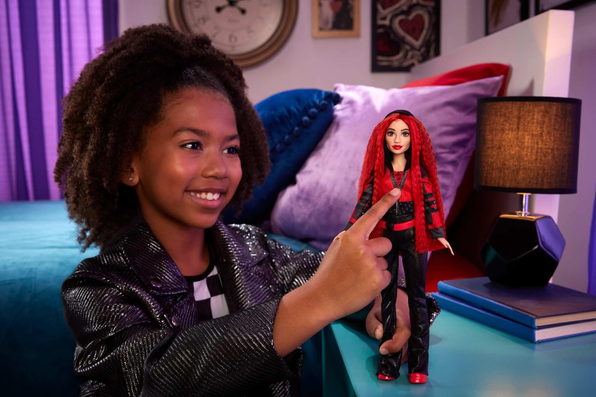 Disney Descendants: The Rise of Red - Singing Red Doll with 11 Bendable Joints 7