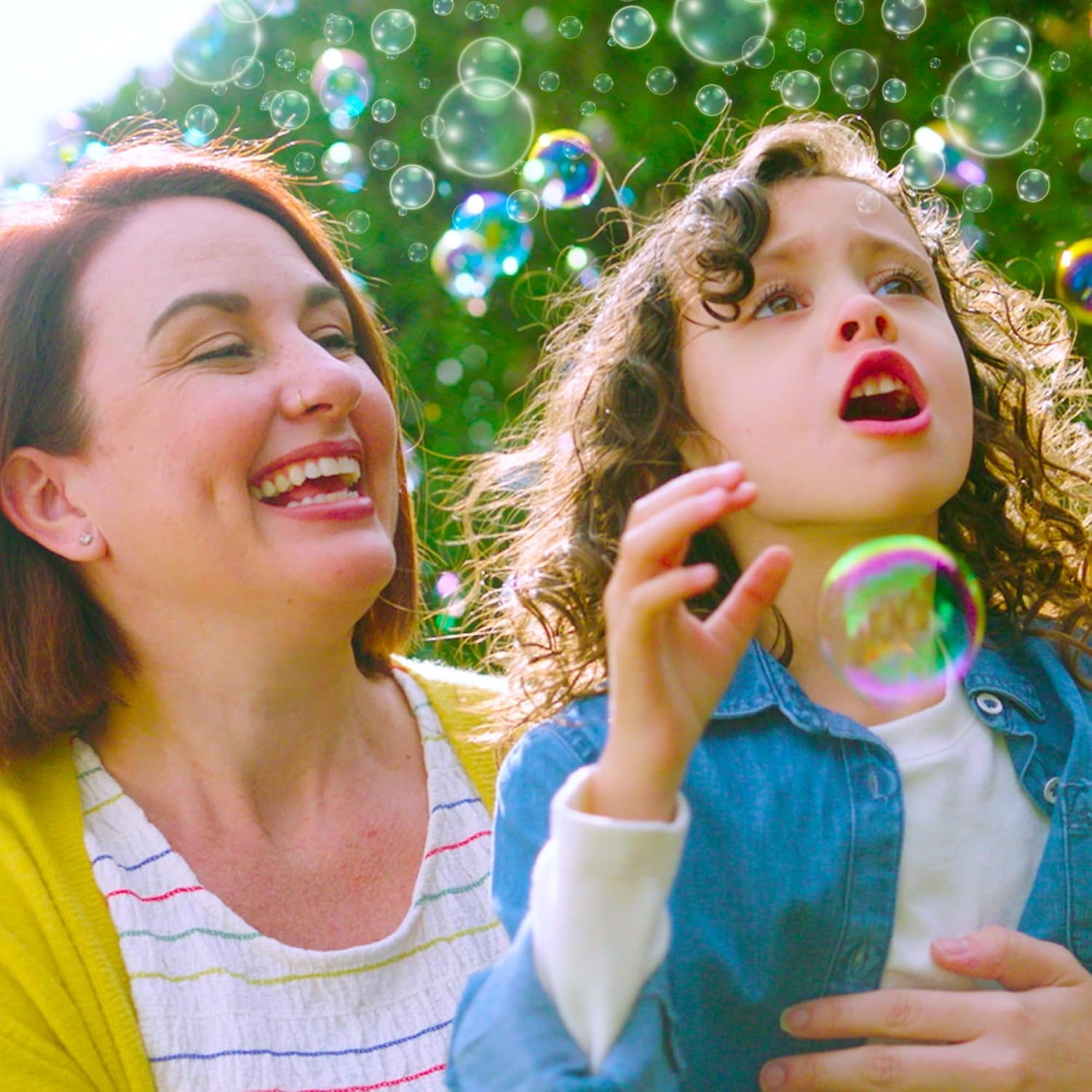 Gazillion Bubbles Original Seifenblasenlösung 2 l mit 7-in-1-Stab – ungiftige, lang anhaltende Seifenblasen zum Spielen im Freien