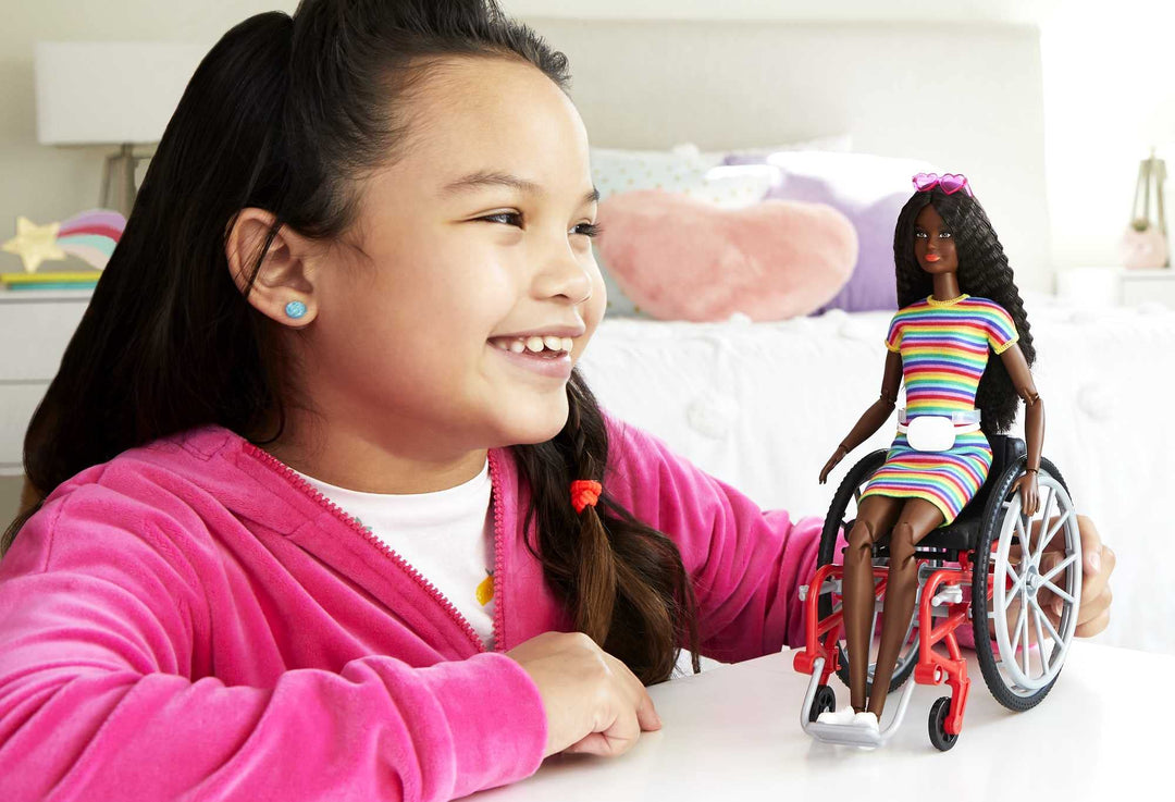 Barbie Fashionistas Doll #166 avec fauteuil roulant et cheveux bruns frisés