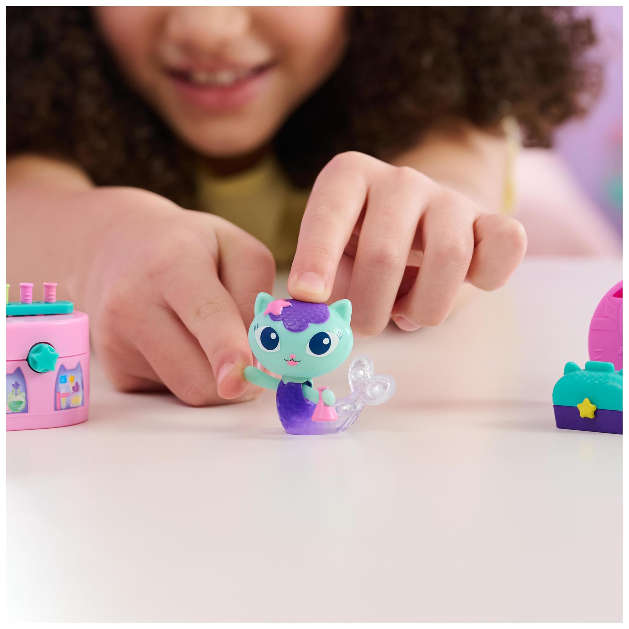 Gabby's Dollhouse MerCat Bobble Figure with Lab Table & Surprise Goggles - 5-Piece Playset 14