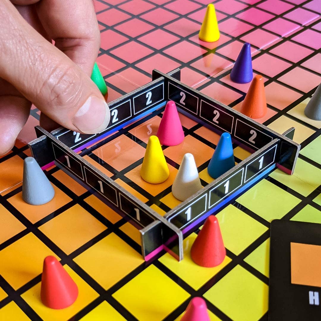 USAopoly Hues and Cues Multilingual Board Game | 3-10 Players | 30 Min Playtime | Ages 8+