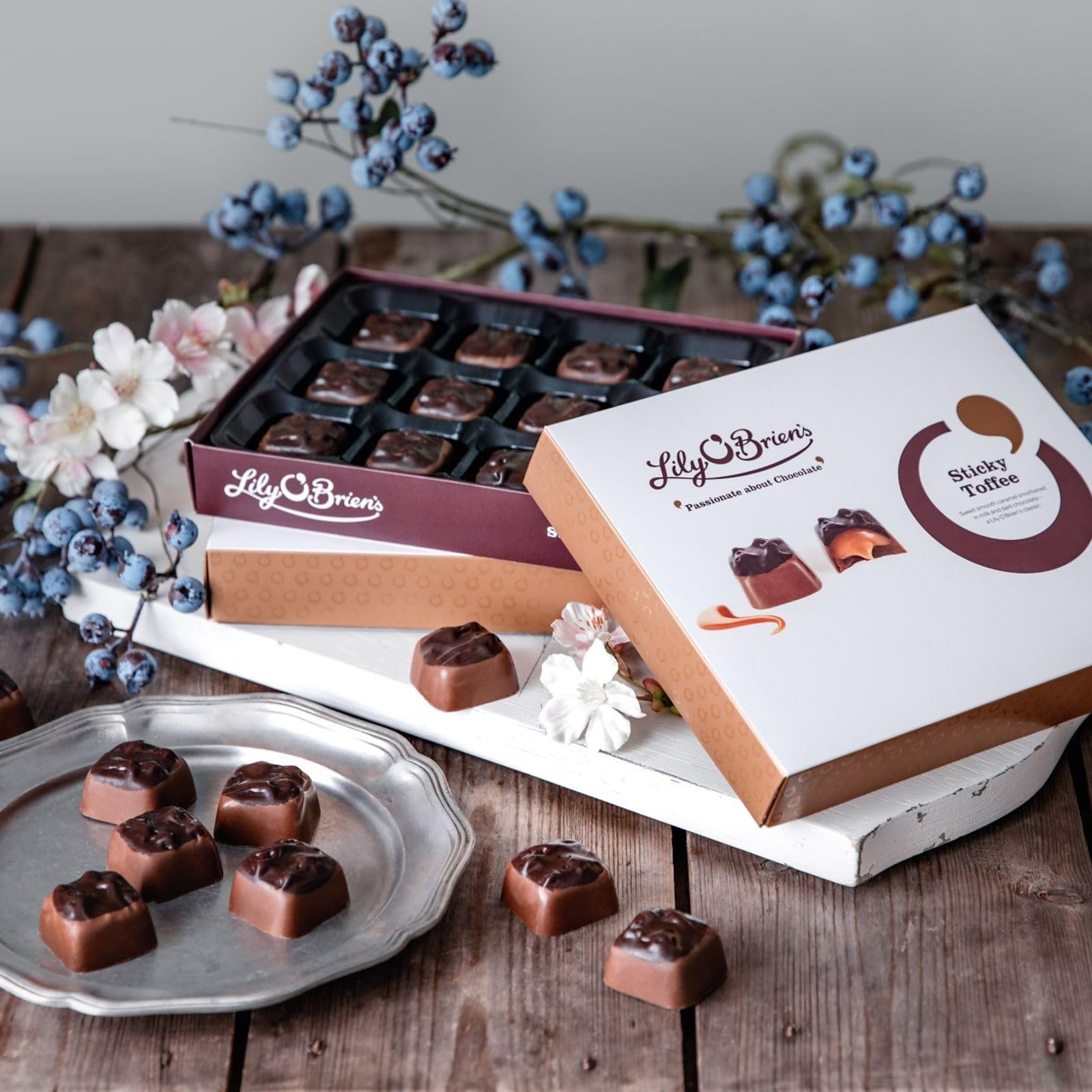 Lily O'Brien's Sticky Toffee Chocolate Gift Box - Milk & Dark Chocolate with Caramel | 145g 3
