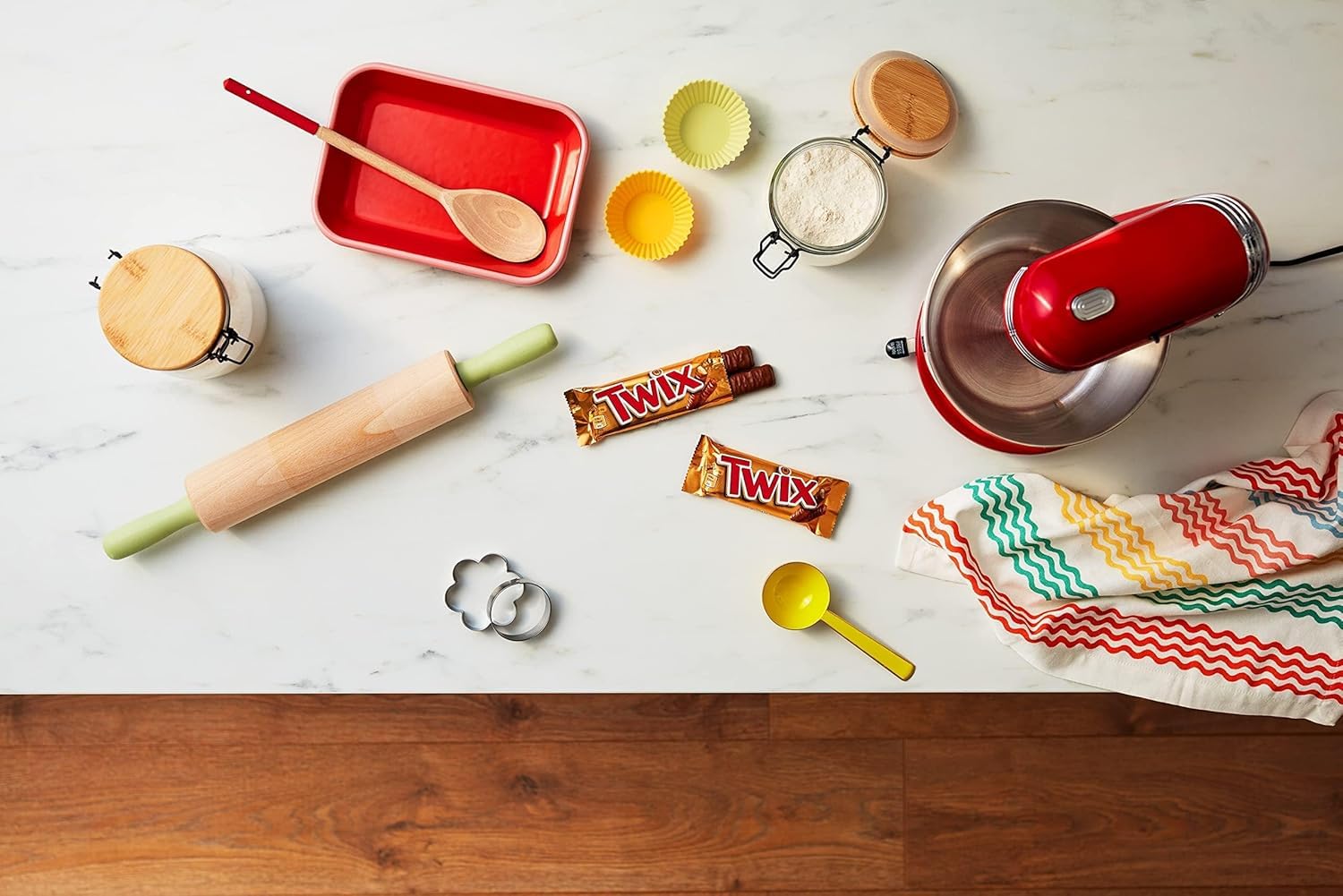 Twix - Xtra Salted Caramel Chocolate Biscuit Twin Bar, 75g 4