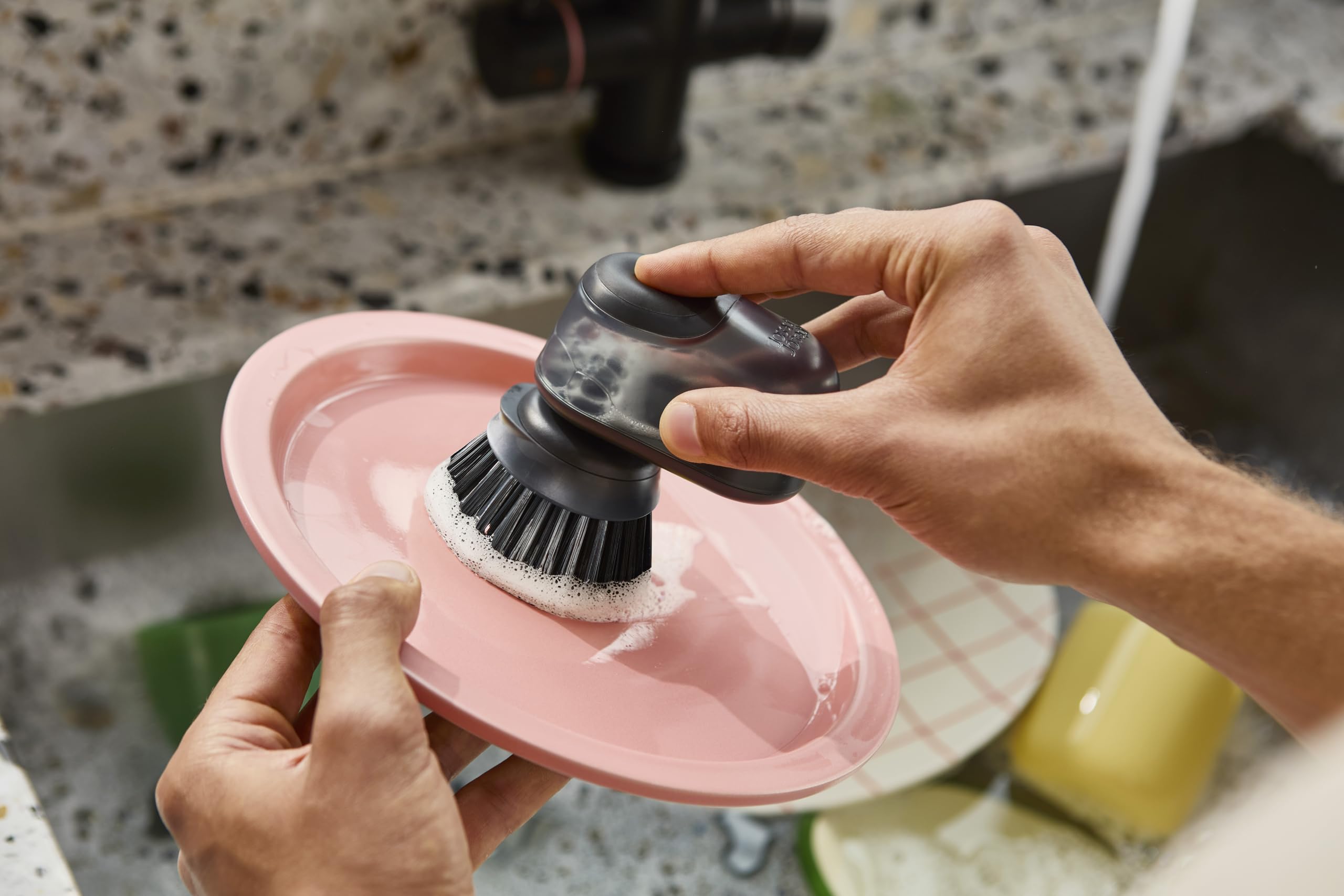 Joseph Joseph SinkTech Seifenspender-Handbürste mit Edelstahlständer 5