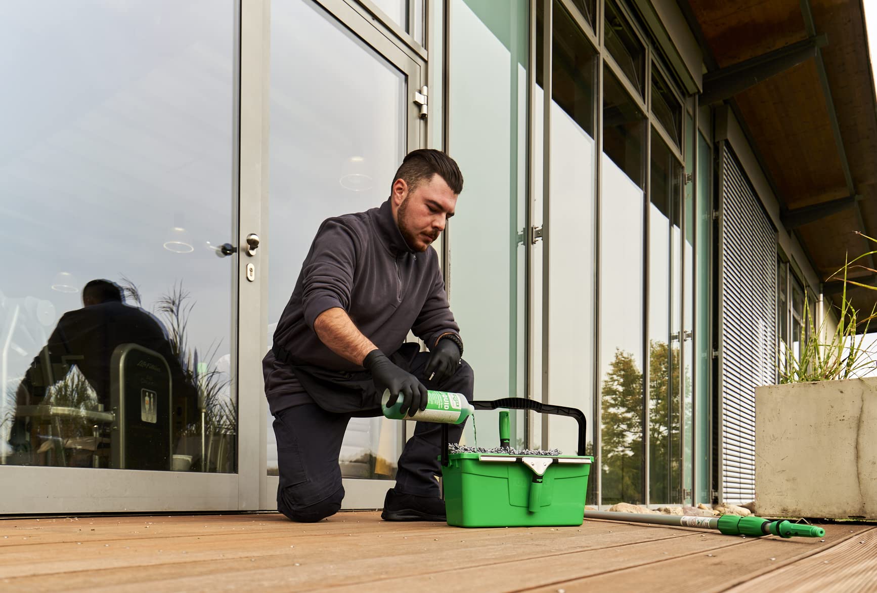 Unger QB12B Fensterputzeimer 12L mit Sieb, Werkzeughalter &amp; Messskala 6