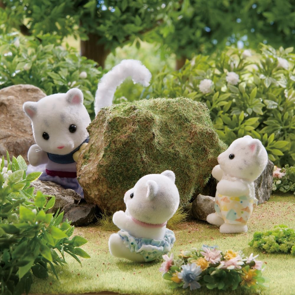 Sylvanian Families Snow Leopard Family Playset | Model 5814 | Ages 3+ 6