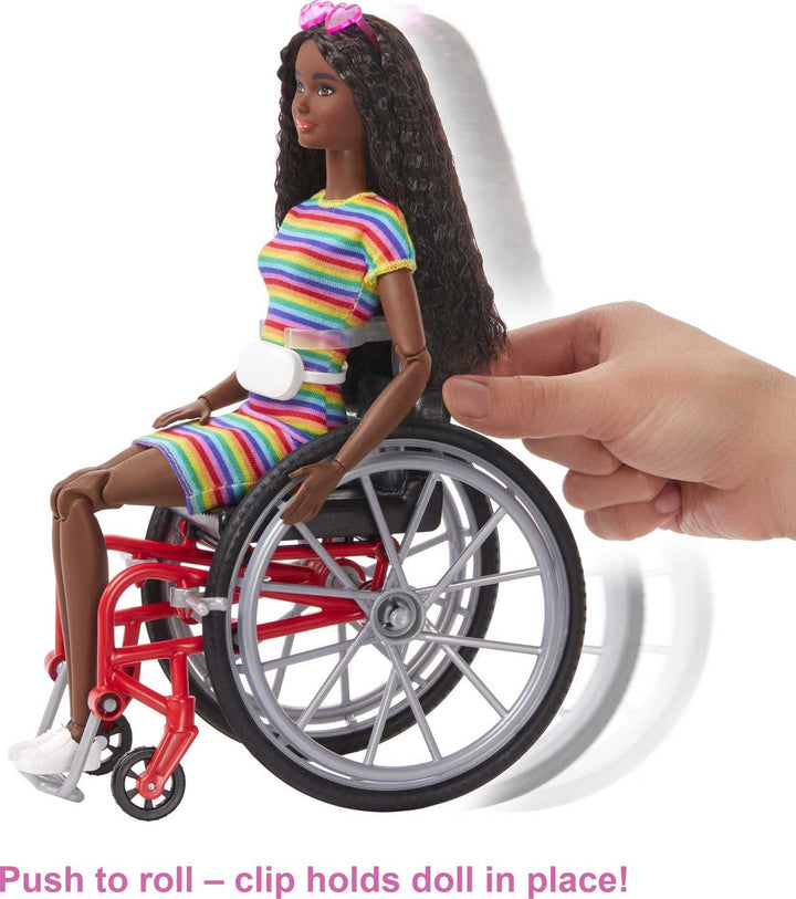Barbie Fashionistas Doll #166 avec fauteuil roulant et cheveux bruns frisés