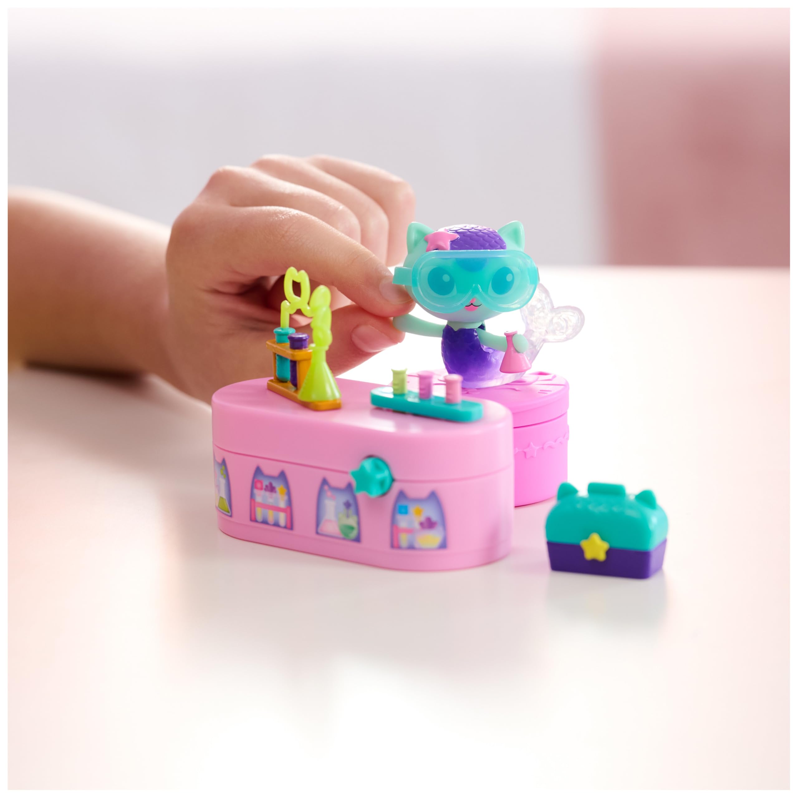 Gabby's Dollhouse MerCat Bobble Figure with Lab Table & Surprise Goggles - 5-Piece Playset 11
