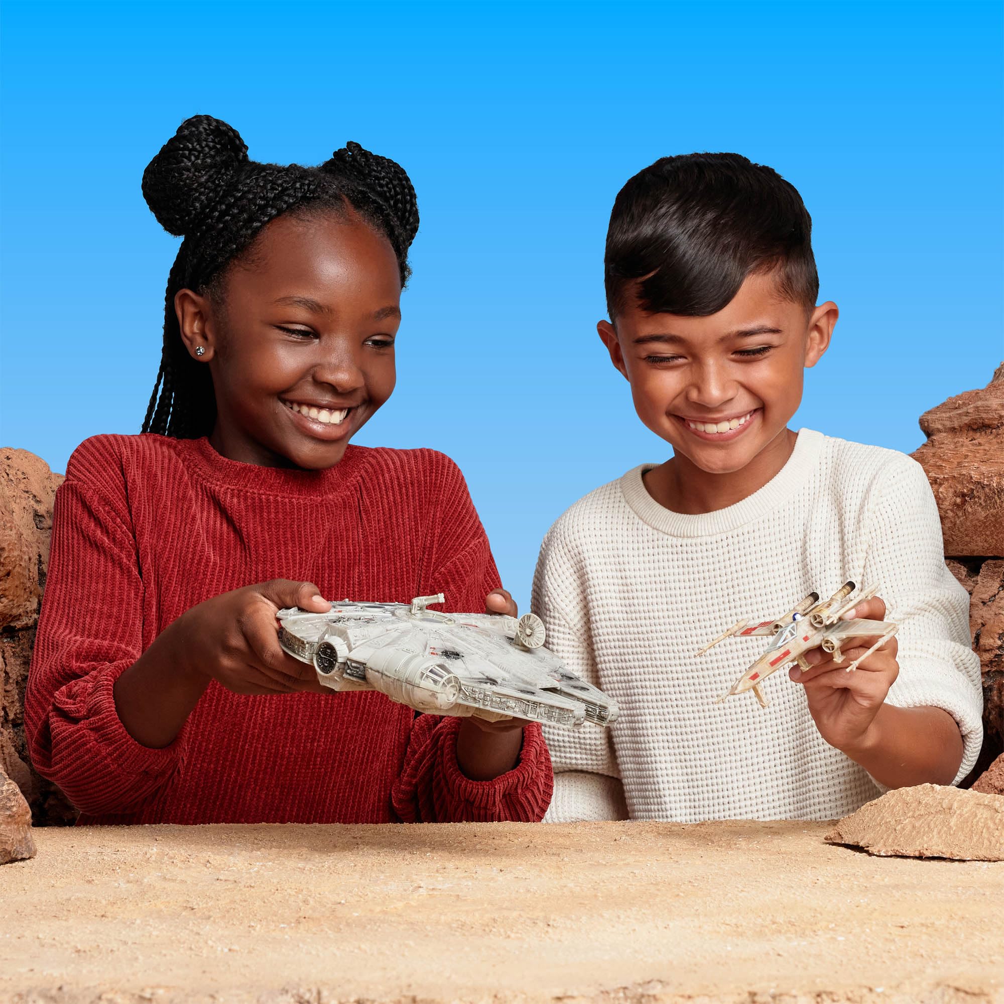 Star Wars Micro Galaxy Squadron Millennium Falcon - 9-Inch Assault Class Vehicle with Four 1-Inch Micro Figure Accessories 6