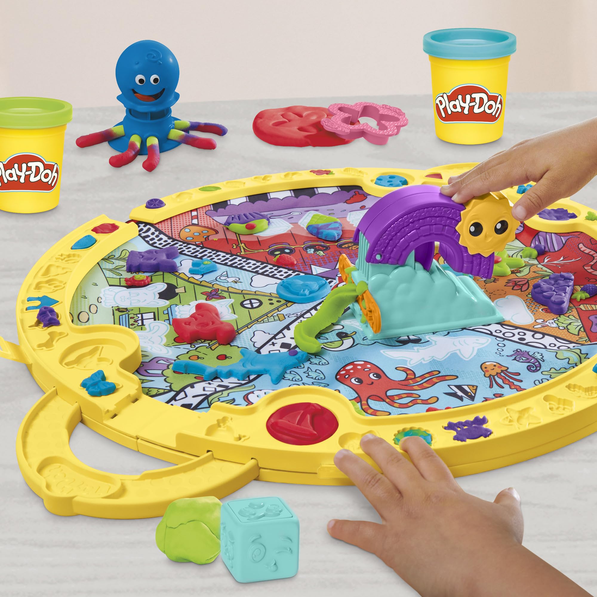 Play-Doh Fold and Go Playmat Starter Playset - Creative Arts & Crafts Toy for Kids 3+ 4