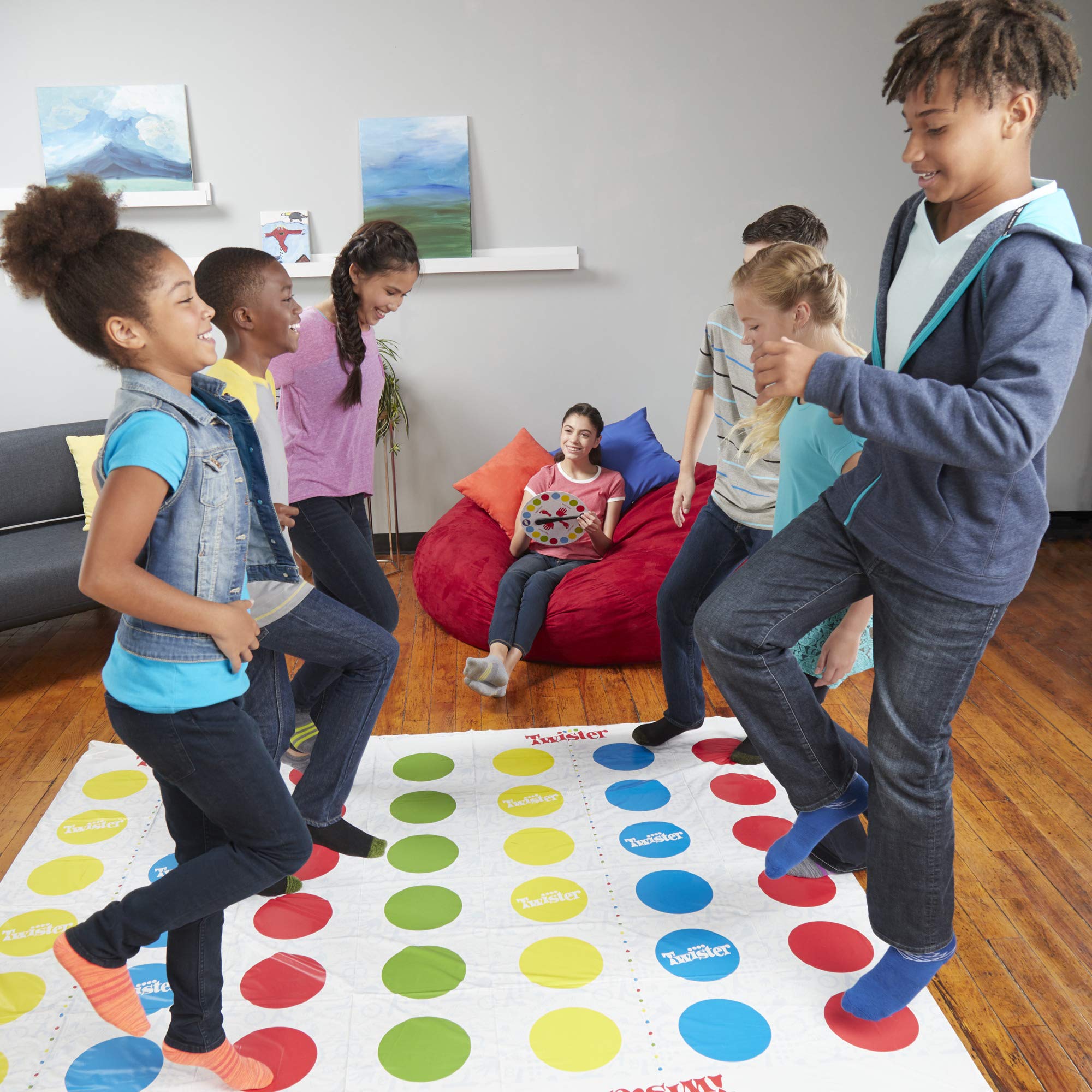 Hasbro Gaming Twister Ultimate - Bigger Mat, More Spots, Family Party Game for Kids Ages 6+ 7