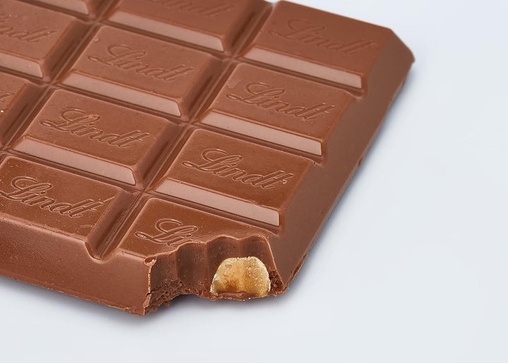 Lindt Swiss Milk Chocolate and Crunchy Hazelnut Gold Bar 300 g