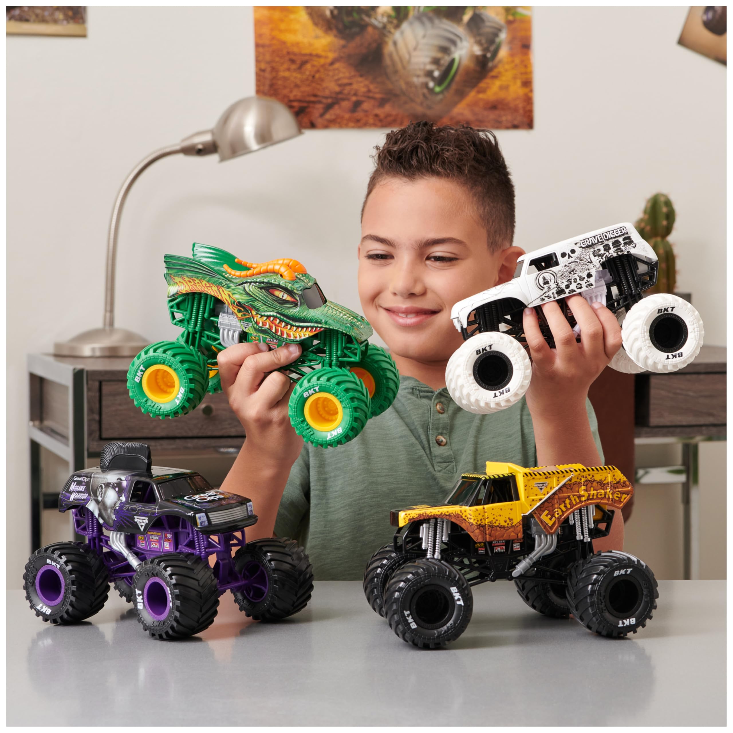 Monster Jam Grave Digger Official 1:24 Scale Die-Cast Monster Truck | Working Suspension 6