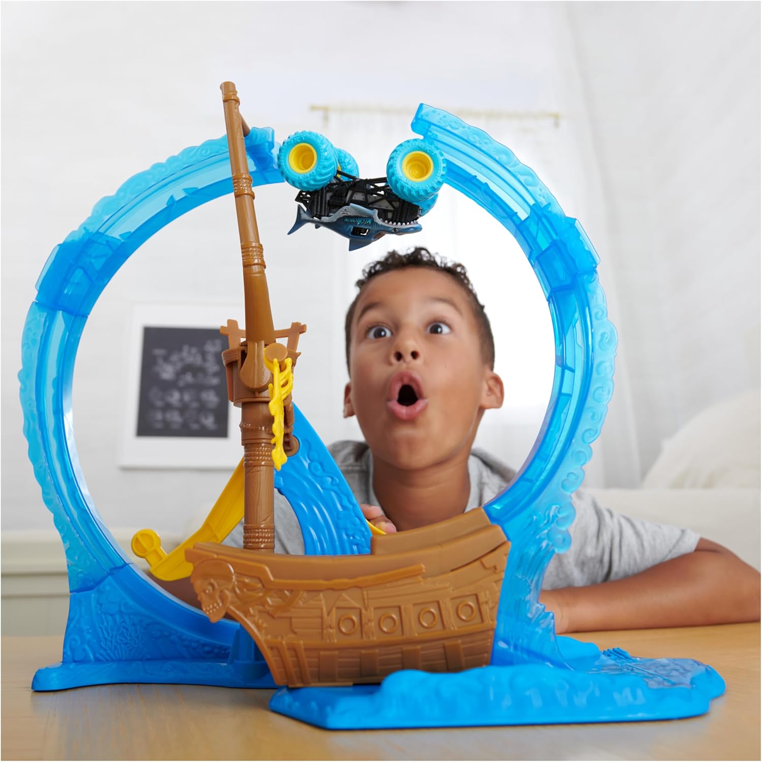 Monster Jam Megalodon Loop of Doom Stunt Playset - 1:64 Scale with Exclusive Die-Cast Truck 4