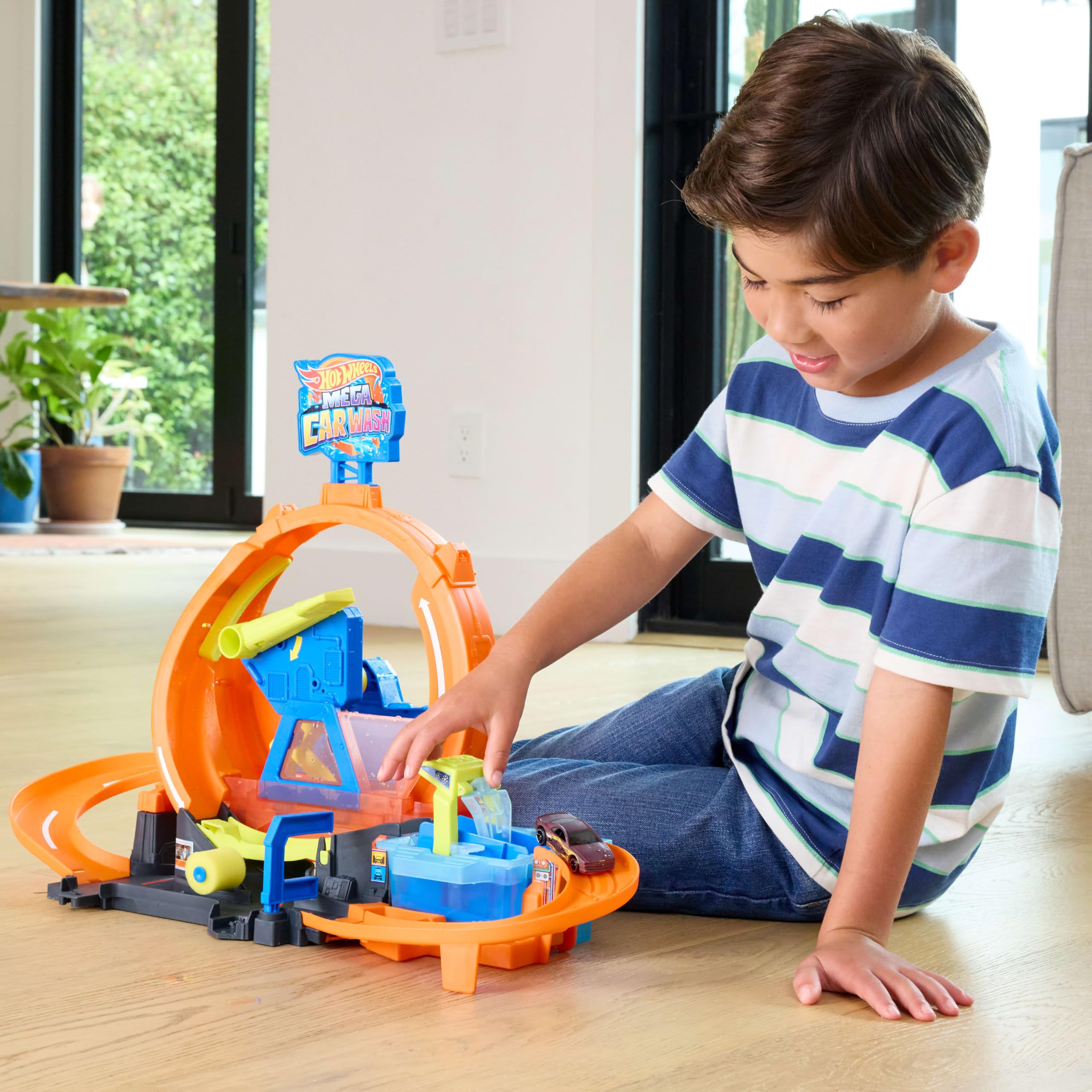 Hot Wheels City Mega Loop Car Wash Playset with Color Shifters Vehicle | Ages 4+ 2