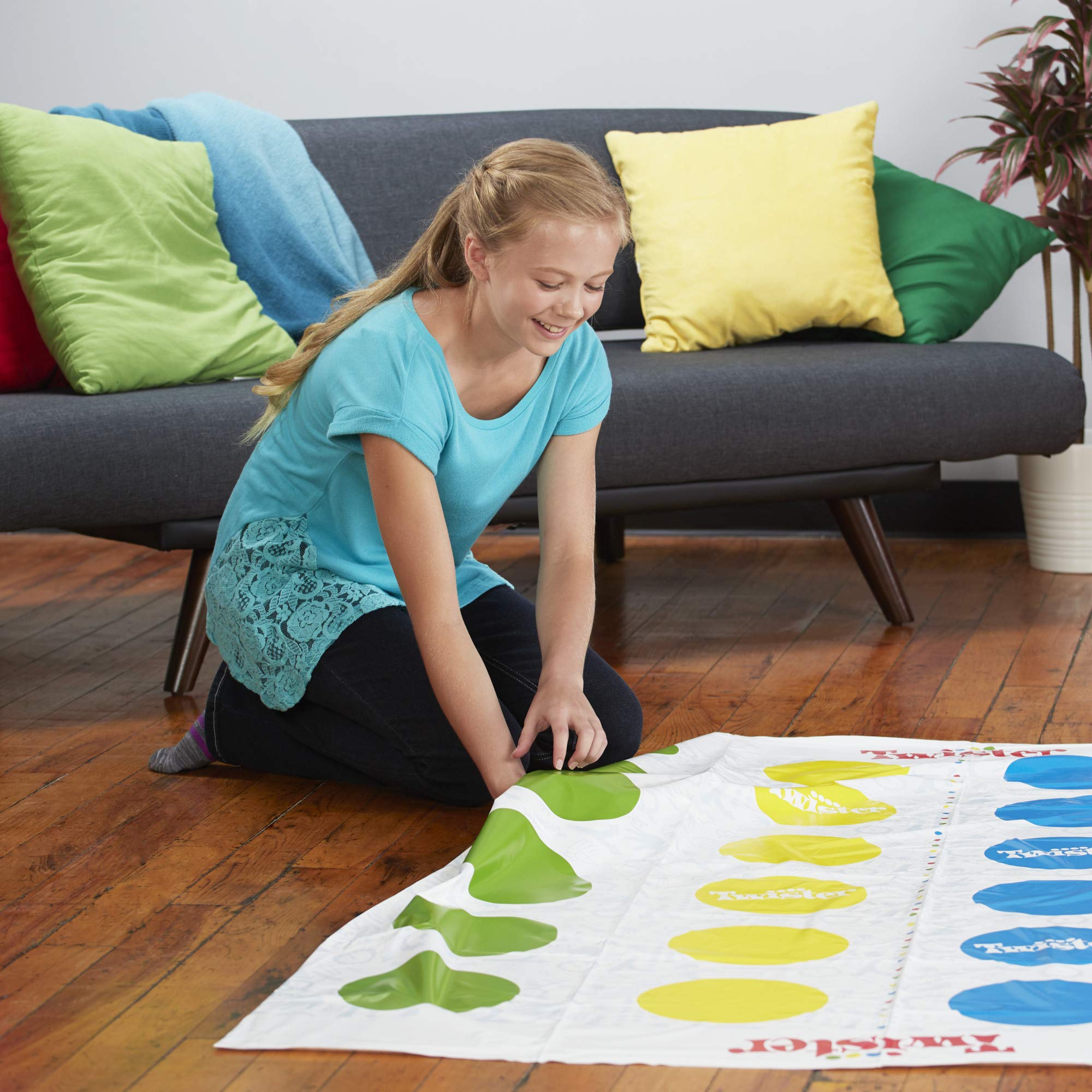 Hasbro Gaming Twister Ultimate - Bigger Mat, More Spots, Family Party Game for Kids Ages 6+ 6