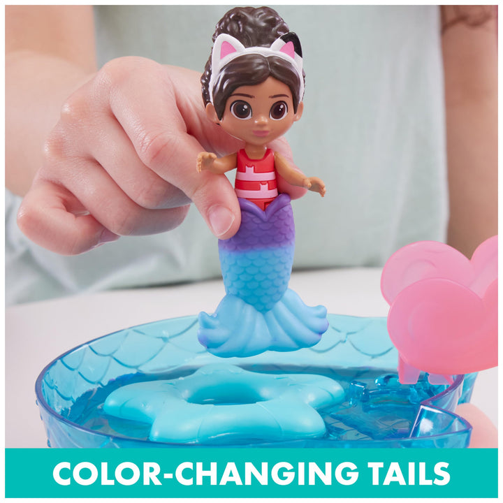 Gabby’s Dollhouse, Purr-ific Pool Playset with Gabby and MerCat Figures, Colour-Changing Mermaid Tails and Pool Accessories Kids’ Toys for Ages 3 and Up