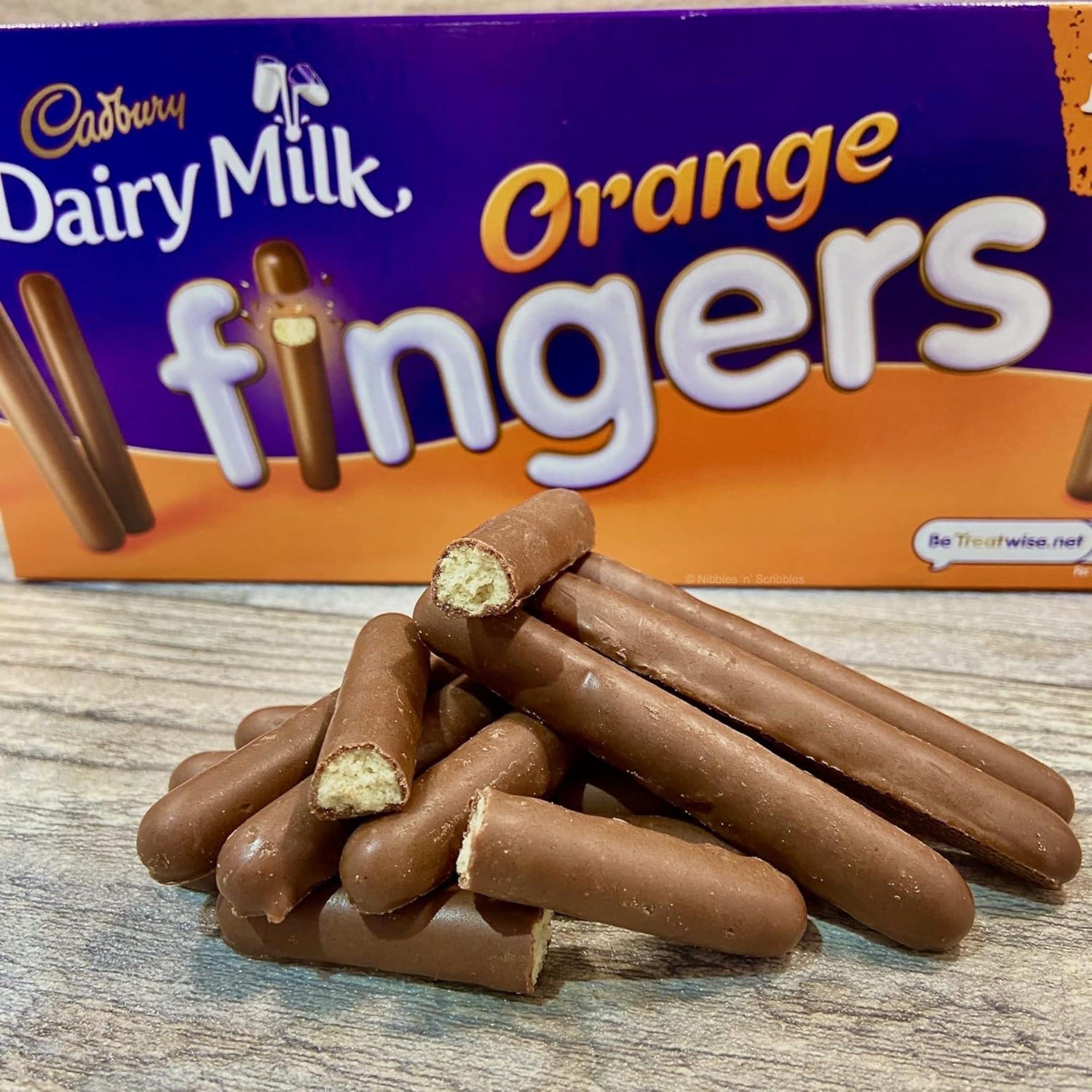 Cadbury Dairy Milk Orange Fingers, knusprige Kekse mit Orangenschokolade überzogen, 114 g 5