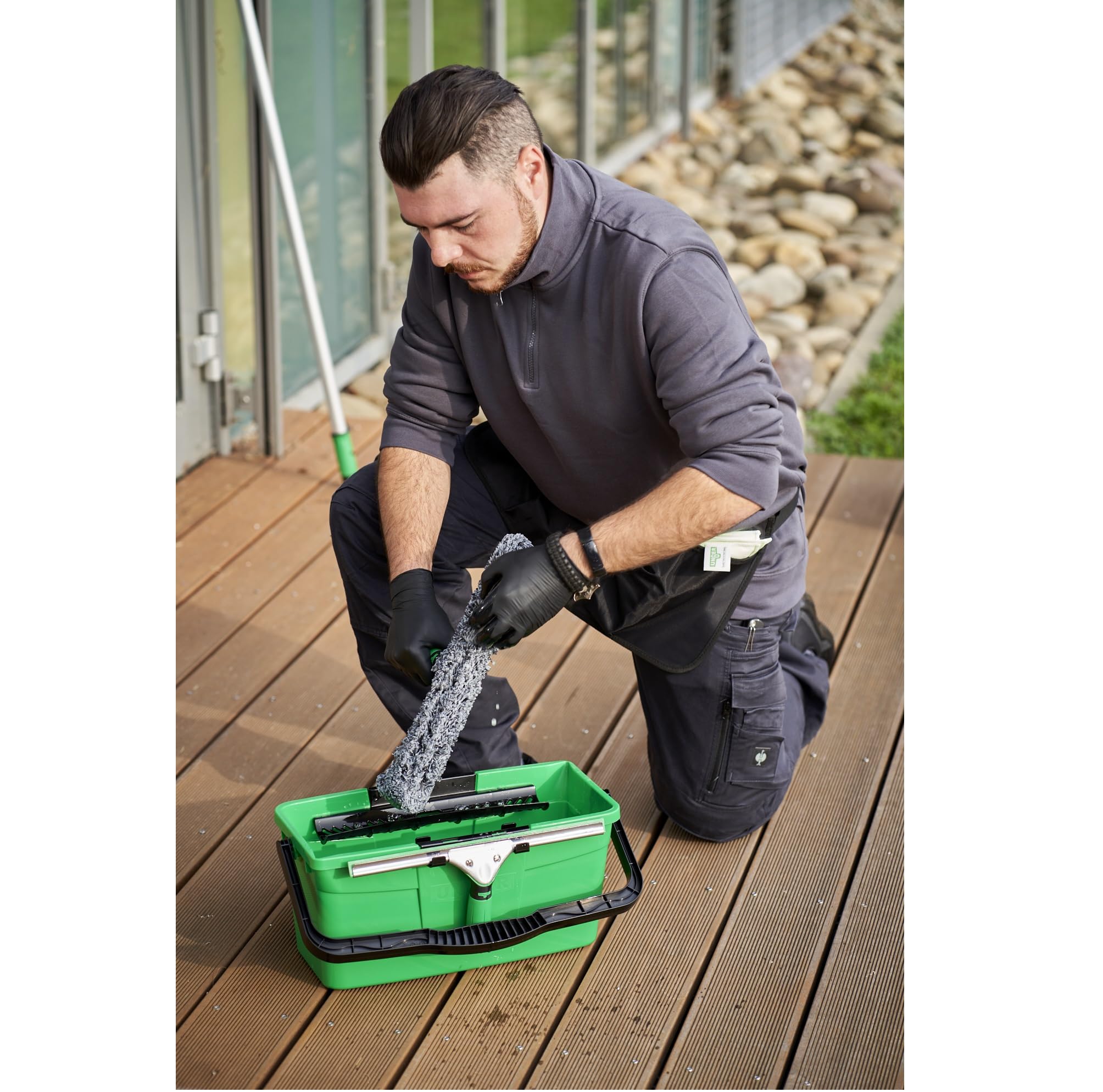 Unger QB12B Fensterputzeimer 12L mit Sieb, Werkzeughalter &amp; Messskala 8