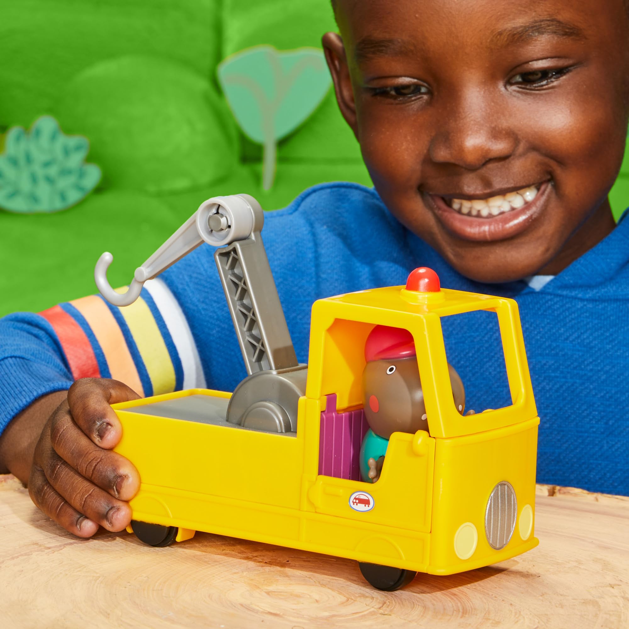 Peppa Pig Granddad Dog's Tow Truck Toy Set - Pull-Back Vehicle with Figure for Ages 3+ 9