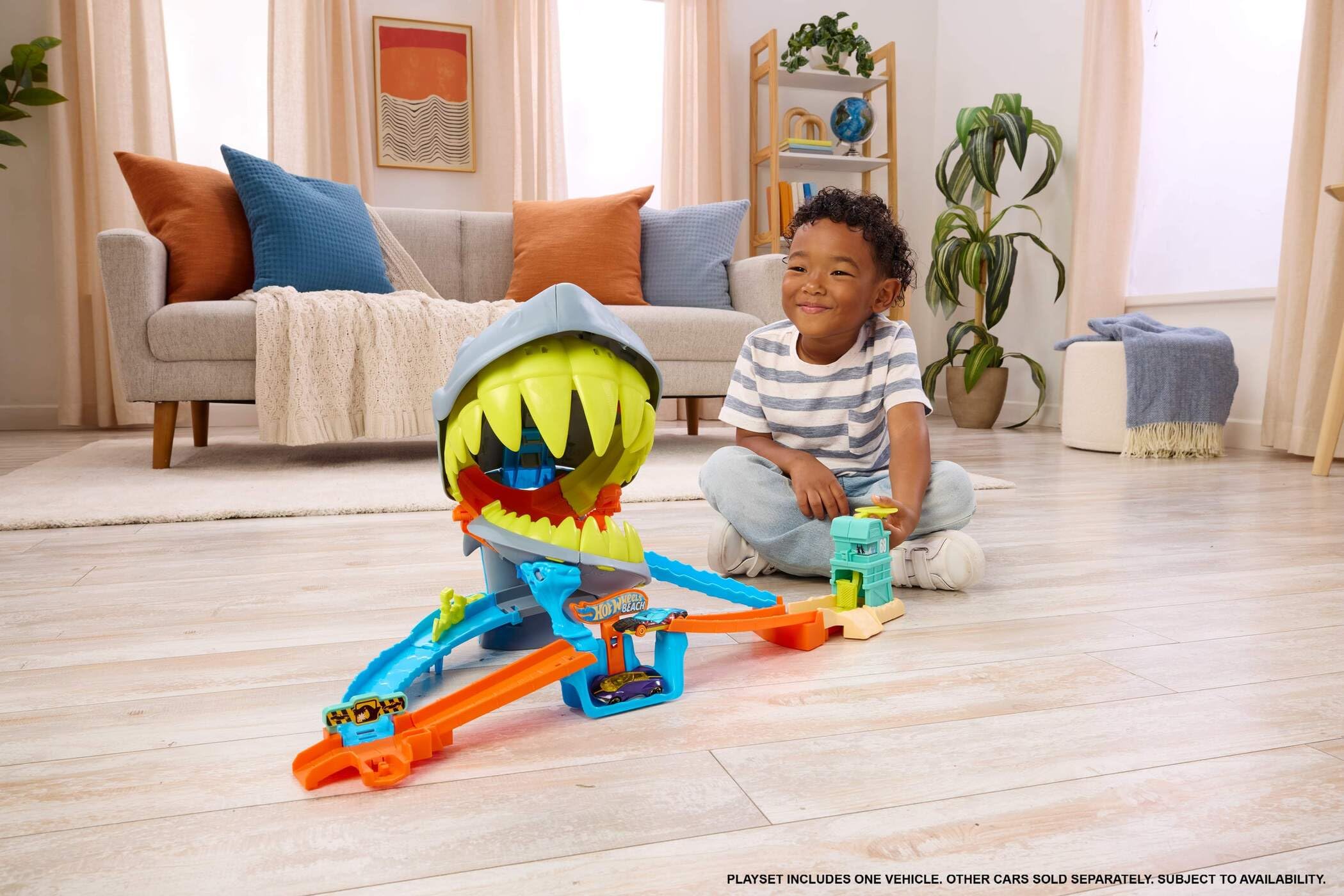 Hot Wheels City Shark Chomp Beach Playset - Interactive Shark Nemesis | Includes 1:64 Scale Car 2