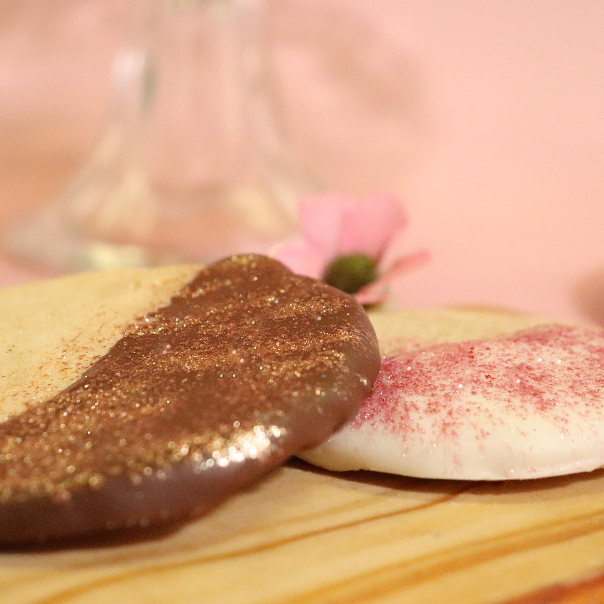 PME Edible Lustre Snow Sprinkles - Gold, 10g Shaker Bottle 3