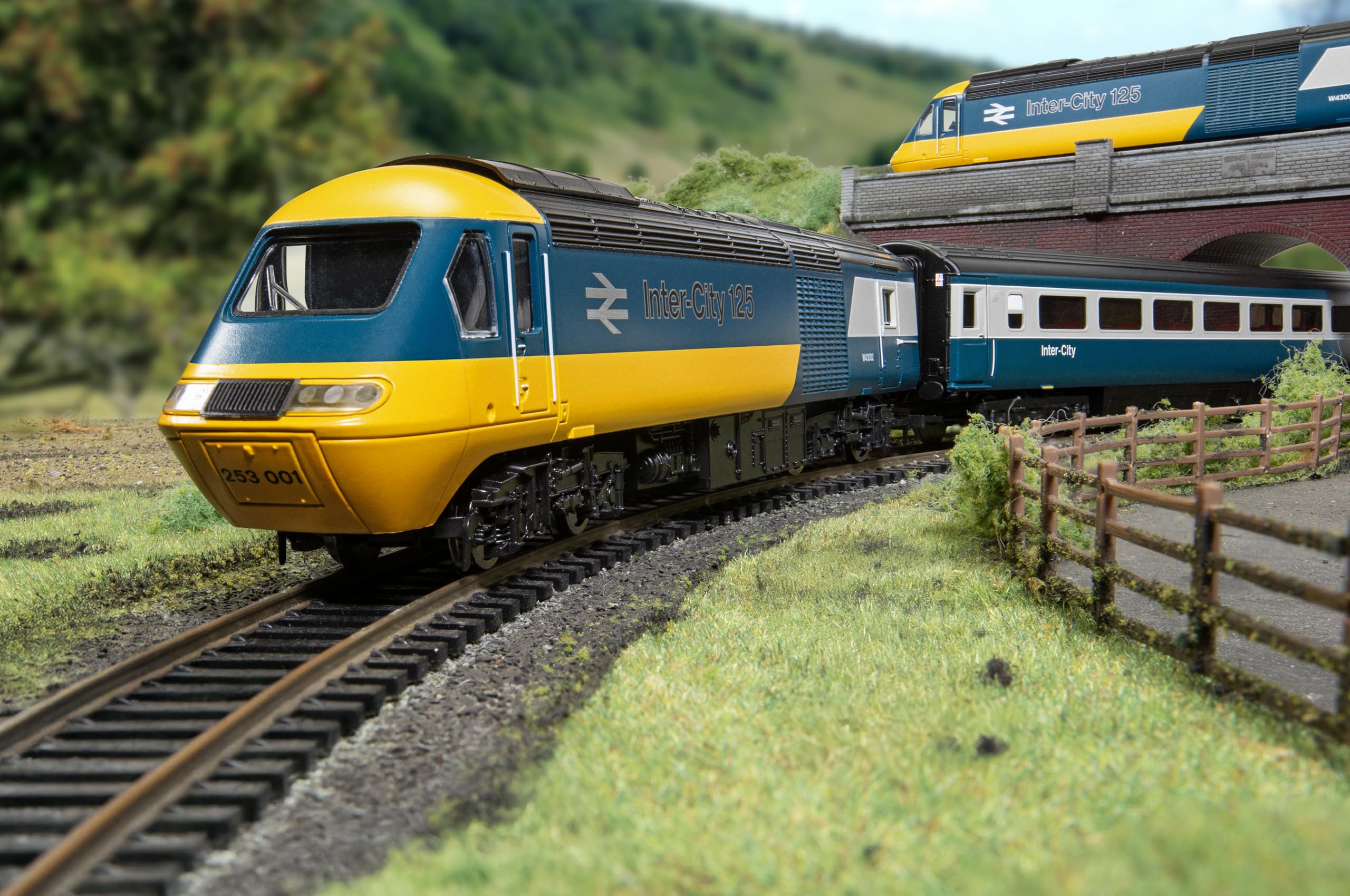 Hornby R1289M BR High Speed Retro Analogue Set OO Gauge Electric Train Set 9