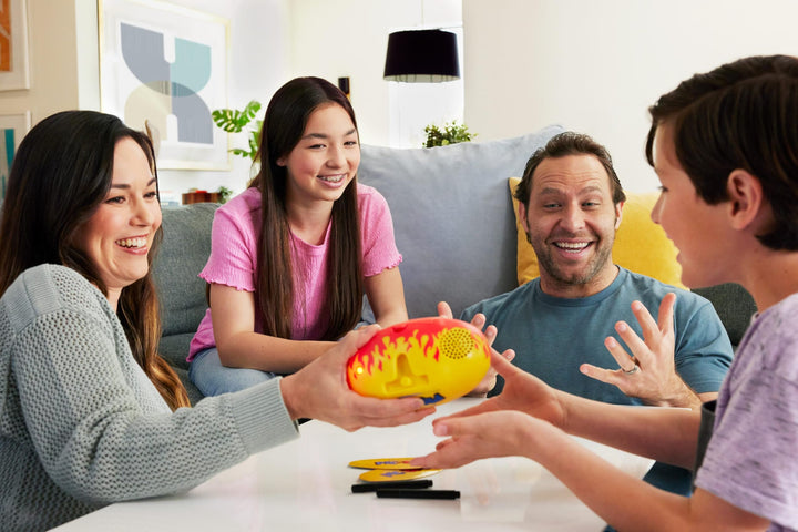 Mattel Games Pictionary Pic-Tato Hot Potato Game, Family Drawing Game with Voice & Music, Includes Erasable Markers and Boards, JDX95