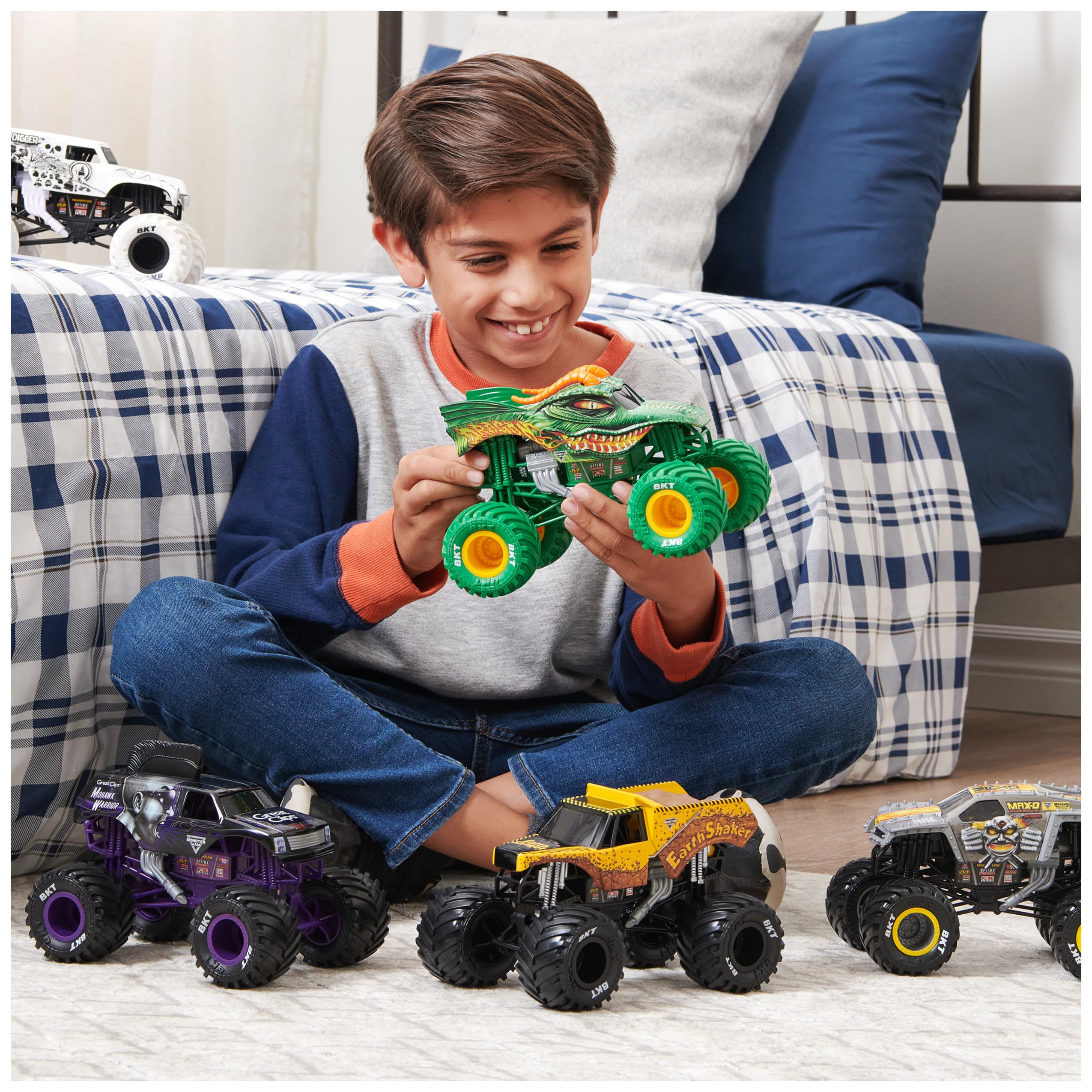 Monster Jam Megalodon Monster Truck - 1:24 Scale Die-Cast Vehicle | Working Suspension 6
