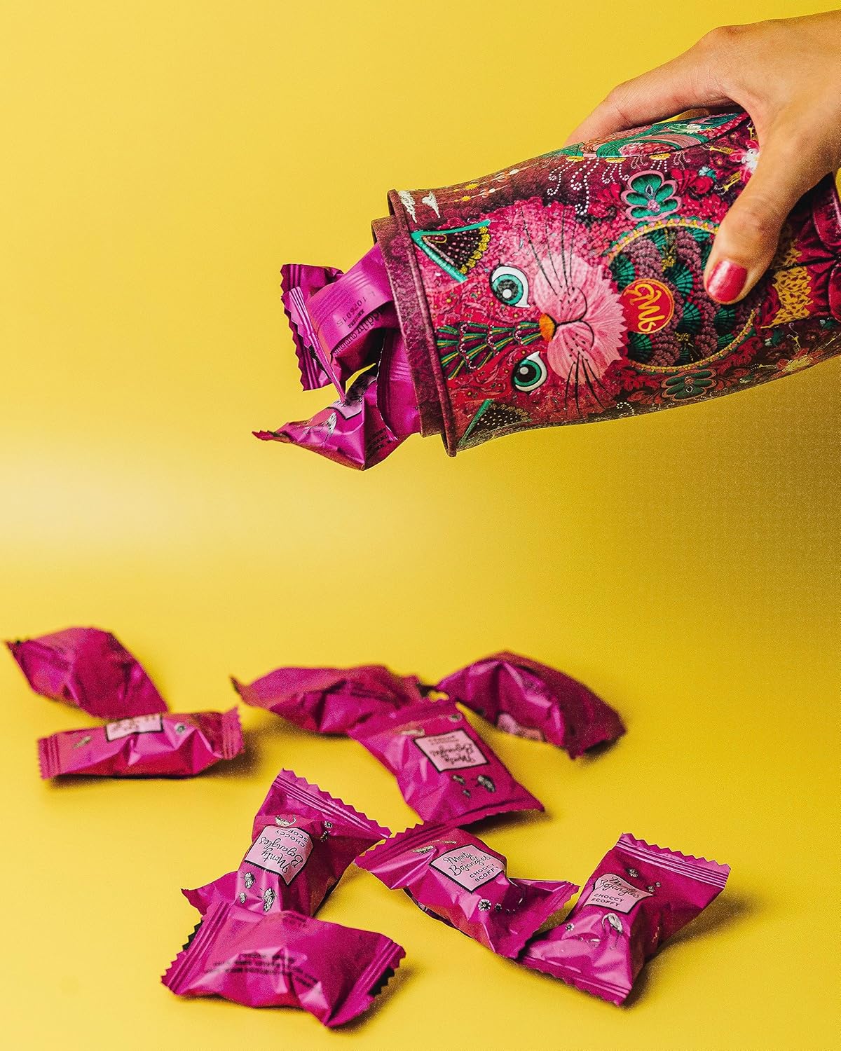 Monty Bojangles Choccy Scoffy Cat Dose – Schokoladentrüffel mit Kakaostaub, Perserkatze in Pink 7