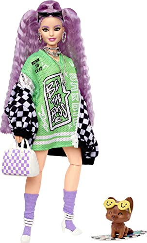 „Barbie-Extra-Puppe Nr. 18 in Jerseykleid und übergroßer karierter Jacke, mit Haustierwelpe.“