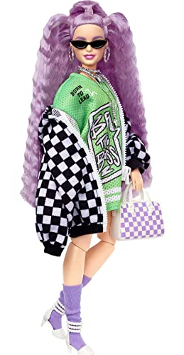 „Barbie-Extra-Puppe Nr. 18 in Jerseykleid und übergroßer karierter Jacke, mit Haustierwelpe.“