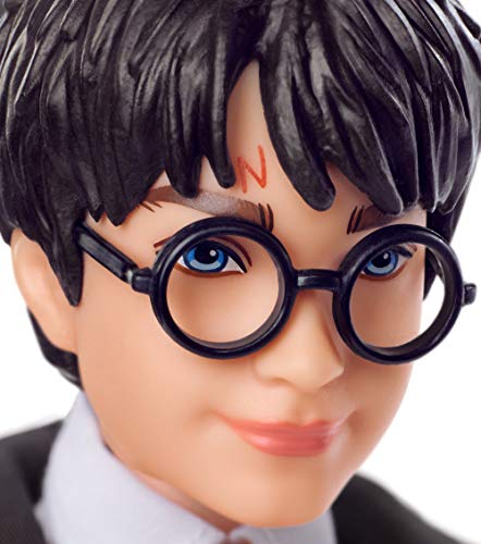 Harry Potter FYM50 Puppe mit Hogwarts Robe und Zauberstab