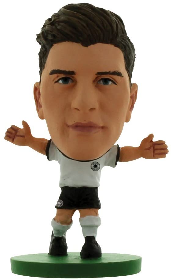 SoccerStarz Germany International Figurine Blister Pack con el kit de local de Mario Gomez