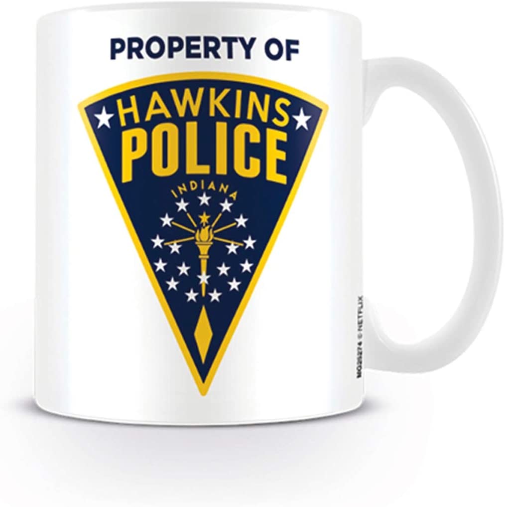 Taza de cerámica de Stranger Things con diseño de propiedad de la policía de Hawkins en caja de presentación