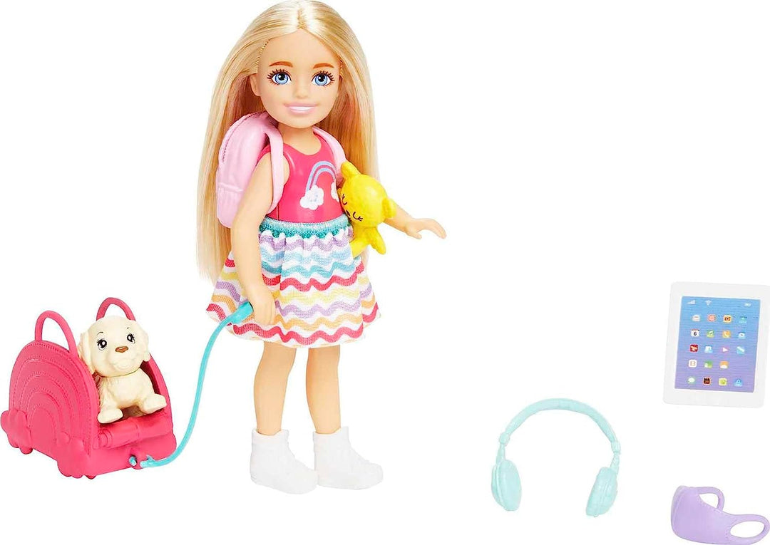 Barbie Chelsea-Puppe und 6 Zubehörteile, Reiseset mit Welpe, Transportbox und Rucksack