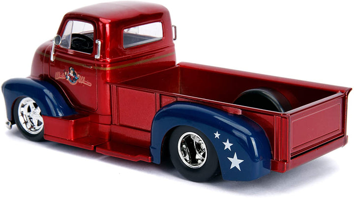 Jada Toys 253255010 DC Bombshells 1952 Chevy COE Pickup-Auto, Spielzeugauto aus Druckguss, Türen, Kofferraum und Motorhaube zum Öffnen, inklusive Wonder Woman-Figur, Maßstab 1:24, Rot/Blau