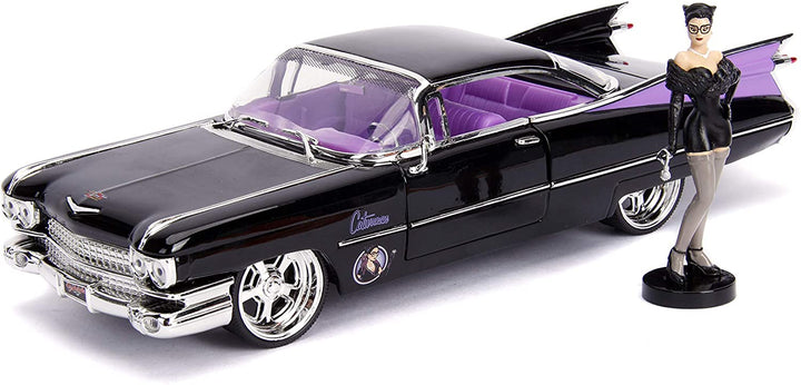 Jada Toys 253255006 Super Heroes DC Comics Bombshells 1959 Cadillac Spielzeugauto, Druckgusstüren, Kofferraum- und Motorhaubenöffnung, Catwoman-Figur, Maßstab 1:24, Schwarz, Lila