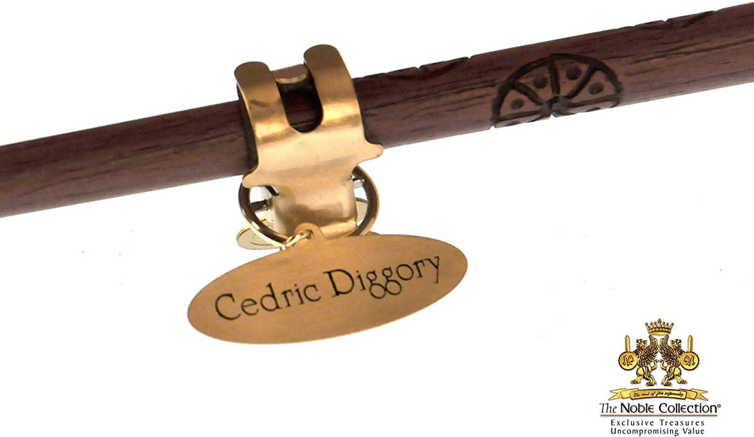 The Noble Collection Varita de personaje de Cedric Diggory Varita mágica del mundo de 15 pulgadas (38 cm) con etiqueta de nombre