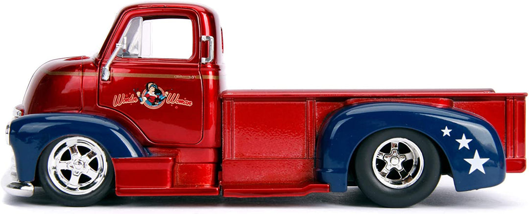 Jada Toys 253255010 DC Bombshells 1952 Chevy COE Pickup-Auto, Spielzeugauto aus Druckguss, Türen, Kofferraum und Motorhaube zum Öffnen, inklusive Wonder Woman-Figur, Maßstab 1:24, Rot/Blau