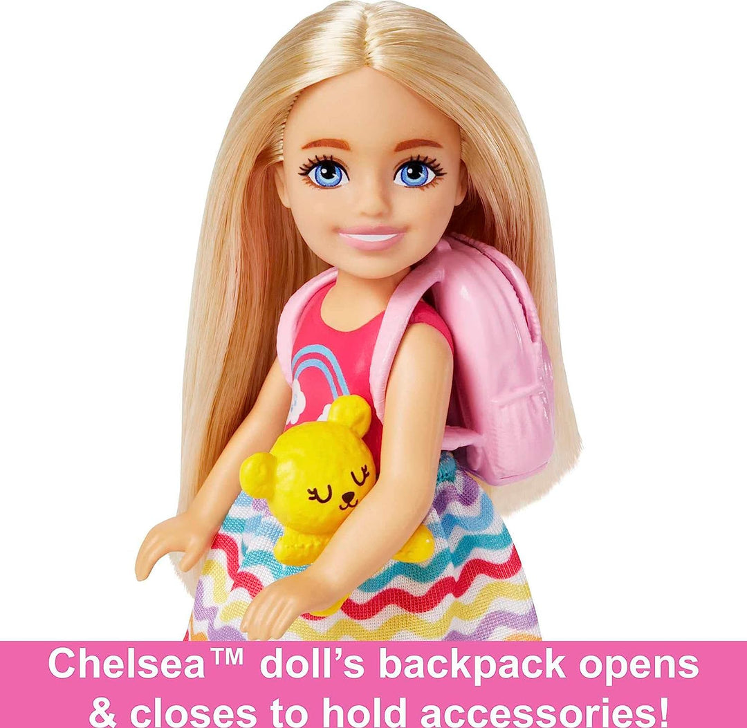 Barbie Chelsea-Puppe und 6 Zubehörteile, Reiseset mit Welpe, Transportbox und Rucksack