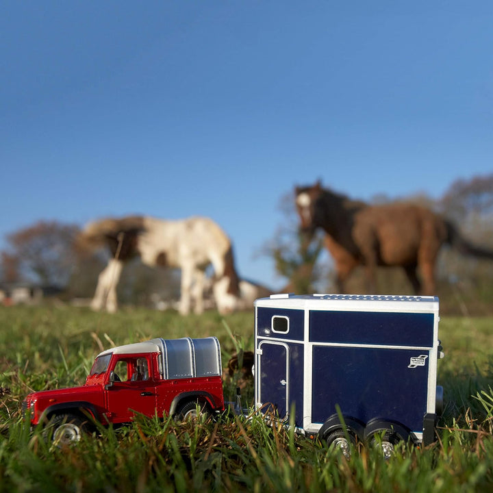 Britains 1:32 Land Rover Pferdeset Bauernhof-Spielset, sammelbares Bauernhof-Set für Kinder, Spielzeug-Nutztiere, kompatibel mit Bauernhofspielzeug im Maßstab 1:32, geeignet für Sammler und Kinder ab 3 Jahren