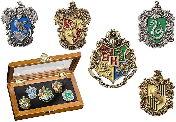 The Noble Collection Hogwarts-Haus-Anstecknadeln, Set mit 5 handemaillierten Haus-Anstecknadeln aus Metall, geliefert in einer Holzvitrine