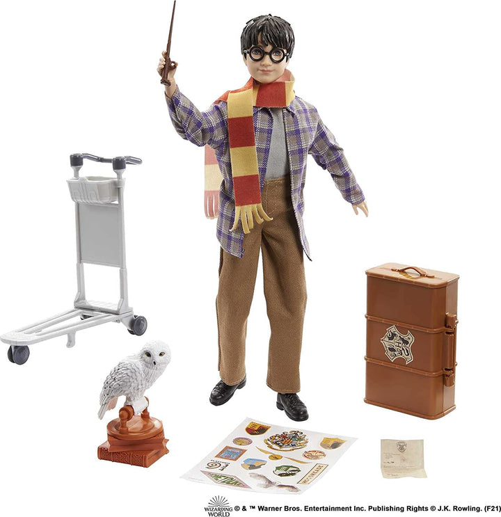Harry Potter Collectible Platform 9 3/4 Puppe (10 Zoll), beweglich, trägt Reisemode, mit Hedwig, Gepäck &amp; Zubehör