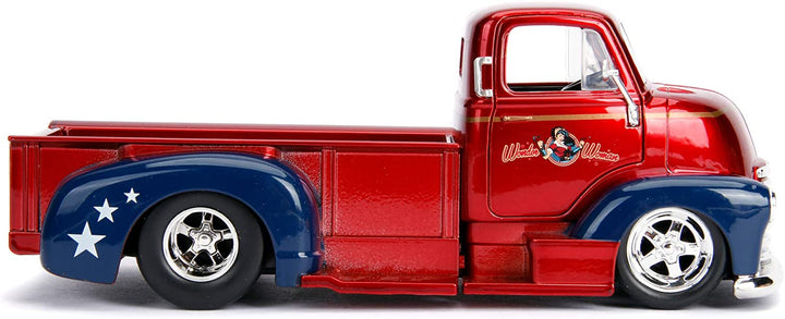 Jada Toys 253255010 DC Bombshells 1952 Chevy COE Pickup-Auto, Spielzeugauto aus Druckguss, Türen, Kofferraum und Motorhaube zum Öffnen, inklusive Wonder Woman-Figur, Maßstab 1:24, Rot/Blau