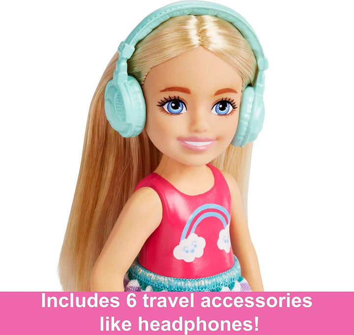 Barbie Chelsea-Puppe und 6 Zubehörteile, Reiseset mit Welpe, Transportbox und Rucksack